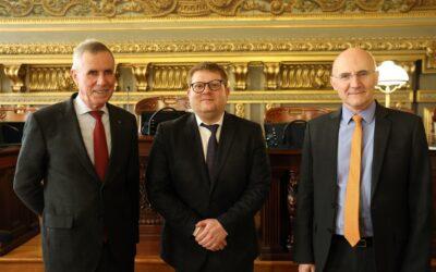 François Molins, procureur général / Guillaume Leroy, lauréat du Prix de thèse 2022 / Christophe Soulard, premier président 